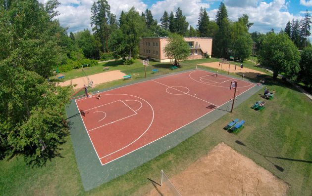 Одна из баскетбольных площадок
